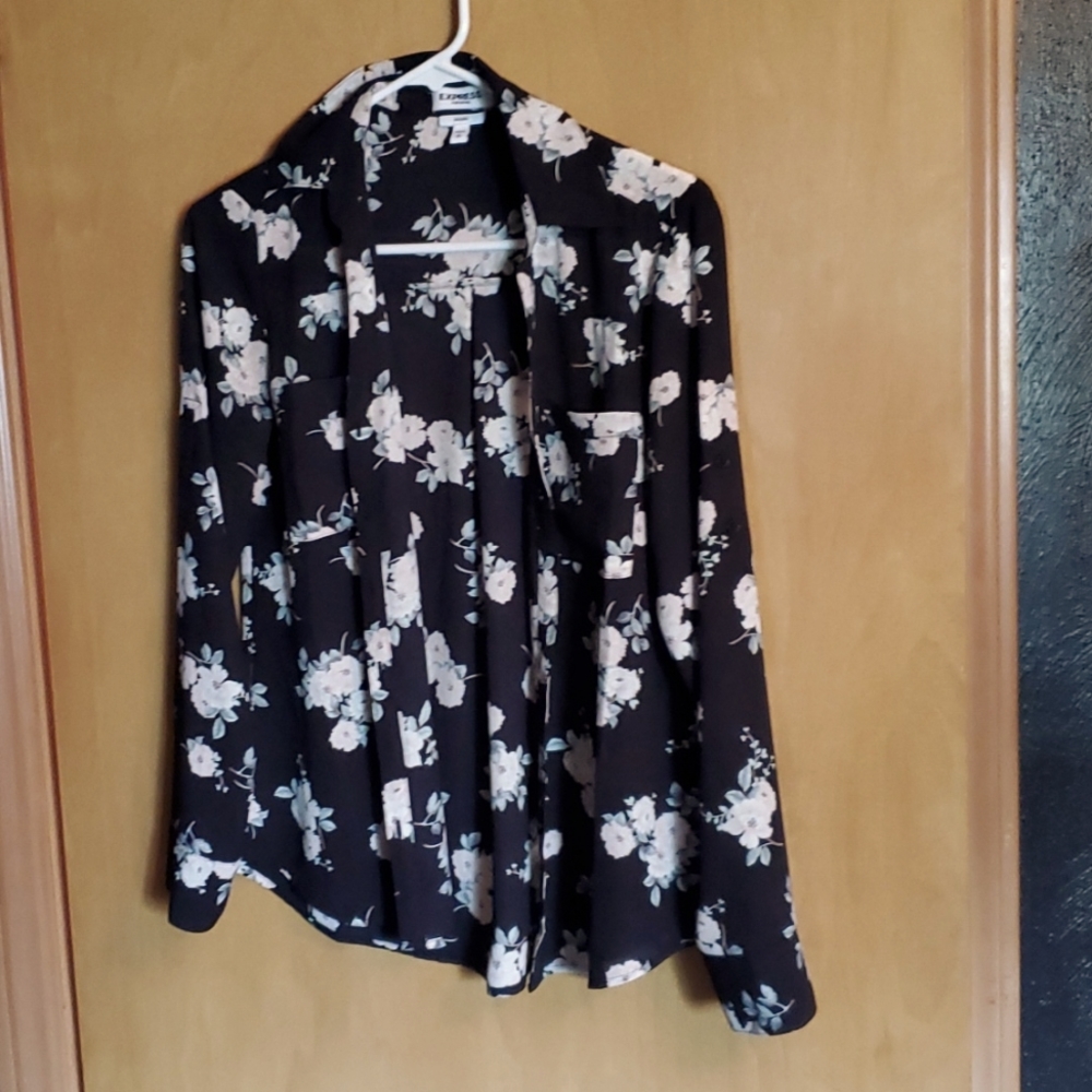Portofino shirt from EXPRESS with flower 🌼